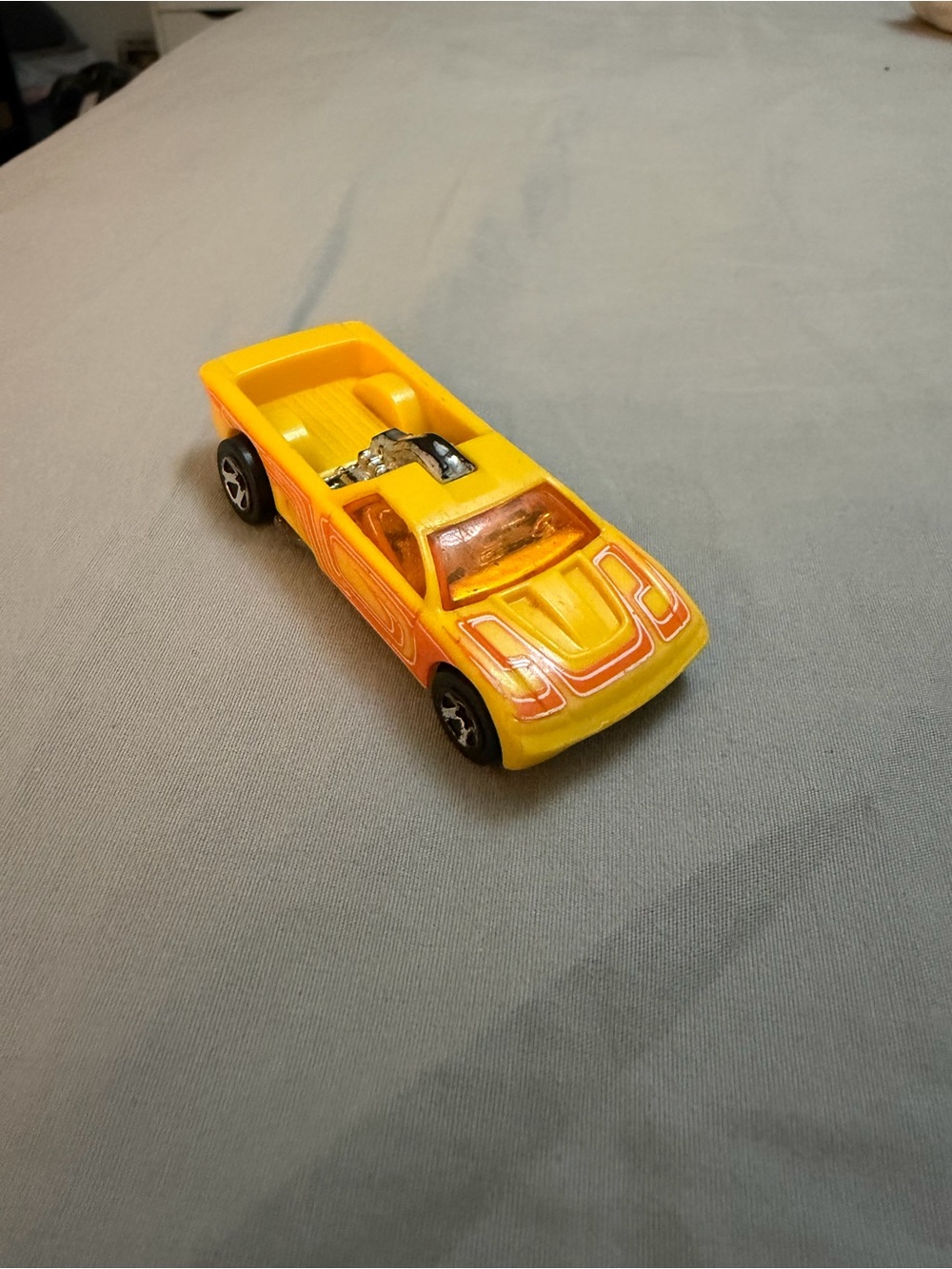 2003 HOT WHEELS BEDLAM YELLOW 1:64 DIECAST 3" CAR W PINK STRIPES ORANGE WINDOWS
